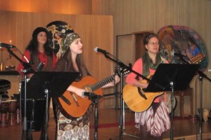 Devi Vaani: Dioanne Kohler, Alison Newvine, Kathleen Neville Fritz, photo by Alice Heimsoth